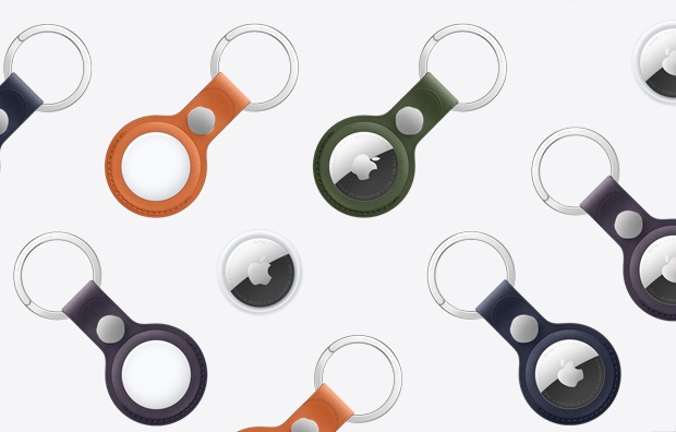 Няколко AirTags и AirTags с FineWoven ключодържател в различни цветове, включително оранжево, тъмнозелено, дълбоко синьо, къпина и черно
