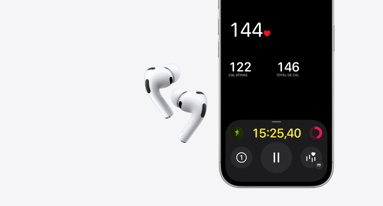 AirPods Pro 3 na cor branca, metade inferior da tela do iPhone 17 Pro com o app Fitness e a medição de frequência cardíaca