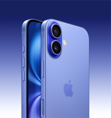 Ultramarínový iPhone 16 v pohledu pod úhlem na část obrazovky a boční strany – akční tlačítko, tlačítka hlasitosti a boční tlačítko. Na zadní straně je vidět vyspělá dvojitá fotosoustava v levém horním rohu.