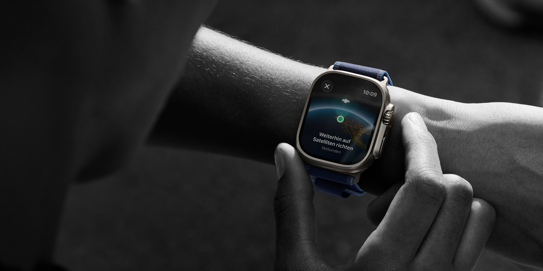 Eine Person liest Textnachrichten in Nachrichten auf der Apple Watch Ultra 3