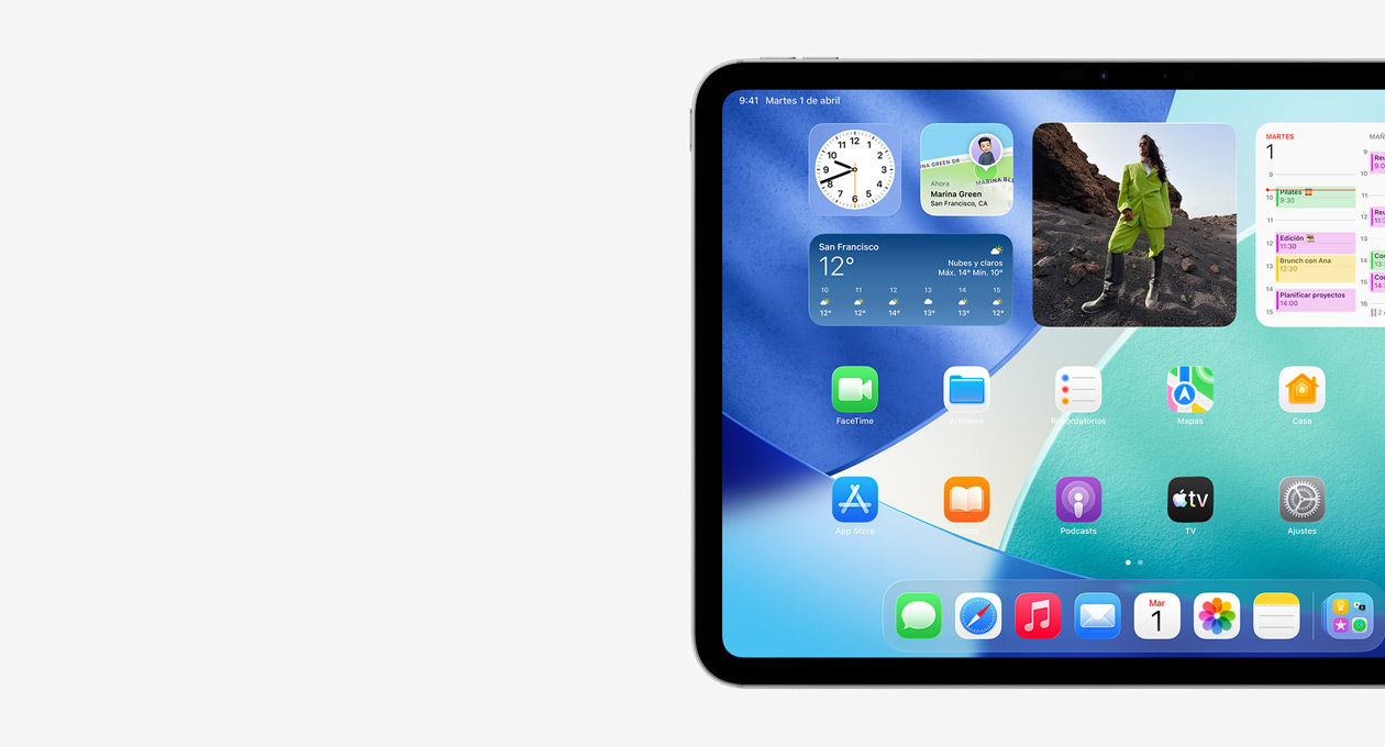 Lado izquierdo de la pantalla de un iPad en posición horizontal con la pantalla de inicio y widgets apilados, incluido un reloj translúcido con efecto Liquid Glass, la app Buscar, un widget de Tiempo, dos filas de apps más pequeñas y el Dock