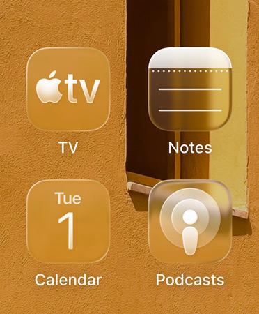 Nahaufnahme der neu eingefärbten App Symbole der Apple TV App, Notizen, Kalender und Podcasts