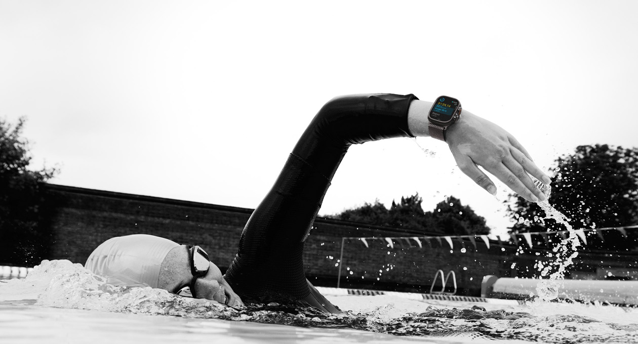 Une personne en train de nager enregistre les données de sa séance d’entraînement sur son Apple Watch Ultra 3