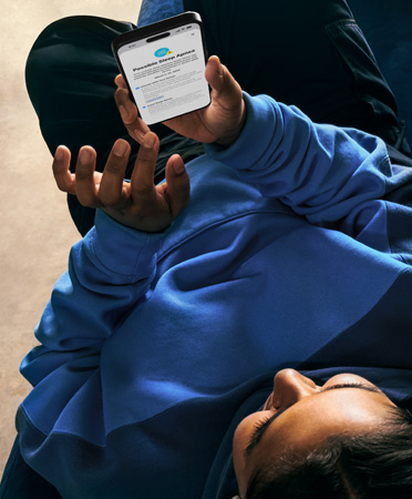 一個人正在 iPhone 上查看疑似睡眠窒息通知的詳情