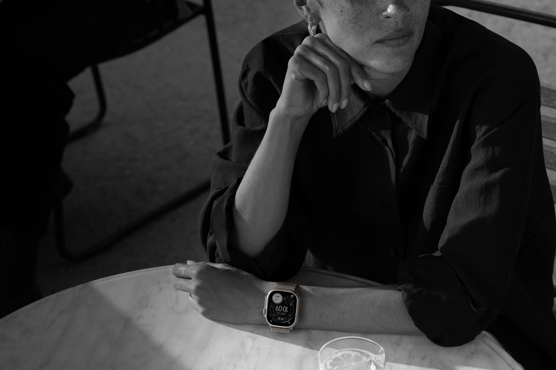 Valaki Apple Watch Ultra 3 órát visel egy vacsorán