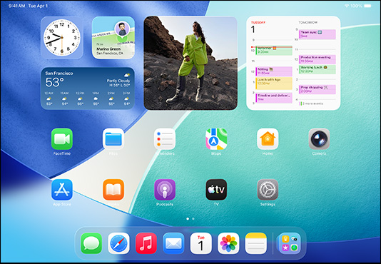 iPad, tiga model, orientasi lanskap, dengan model tengah di depan dua model lainnya, Apple Pencil terpasang secara magnetis di bagian atas model tengah, layar tengah memperlihatkan Layar Utama yang menampilkan ikon aplikasi warna-warni dengan efek Liquid Glass, layar kiri menampilkan aplikasi Pratinjau, layar kanan menampilkan Layar Utama dengan file yang membuka dalam bentuk kipas dari dock