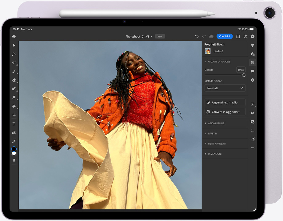 Un iPad Air visto di fronte con una Apple Pencil Pro agganciata al bordo superiore; viene ritoccata una foto in Adobe Photoshop