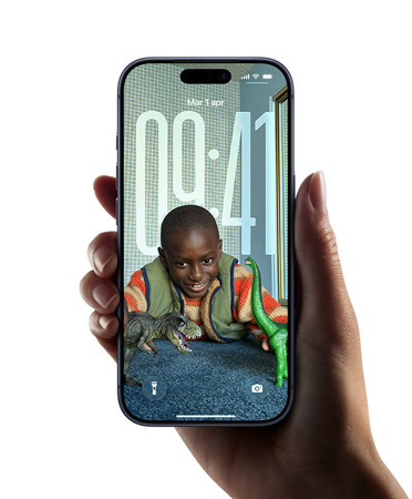 Una mano che regge un dispositivo iPhone con il nuovo design Liquid Glass che consente all’ora di adattarsi dinamicamente all’immagine sulla schermata di blocco