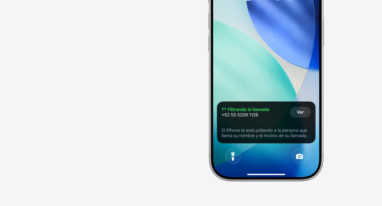 iPhone, parte inferior de la pantalla bloqueada, mostrando una notificación de Revisión de Llamadas que dice “El iPhone le está pidiendo a la persona que llama su nombre y el motivo de su llamada”
