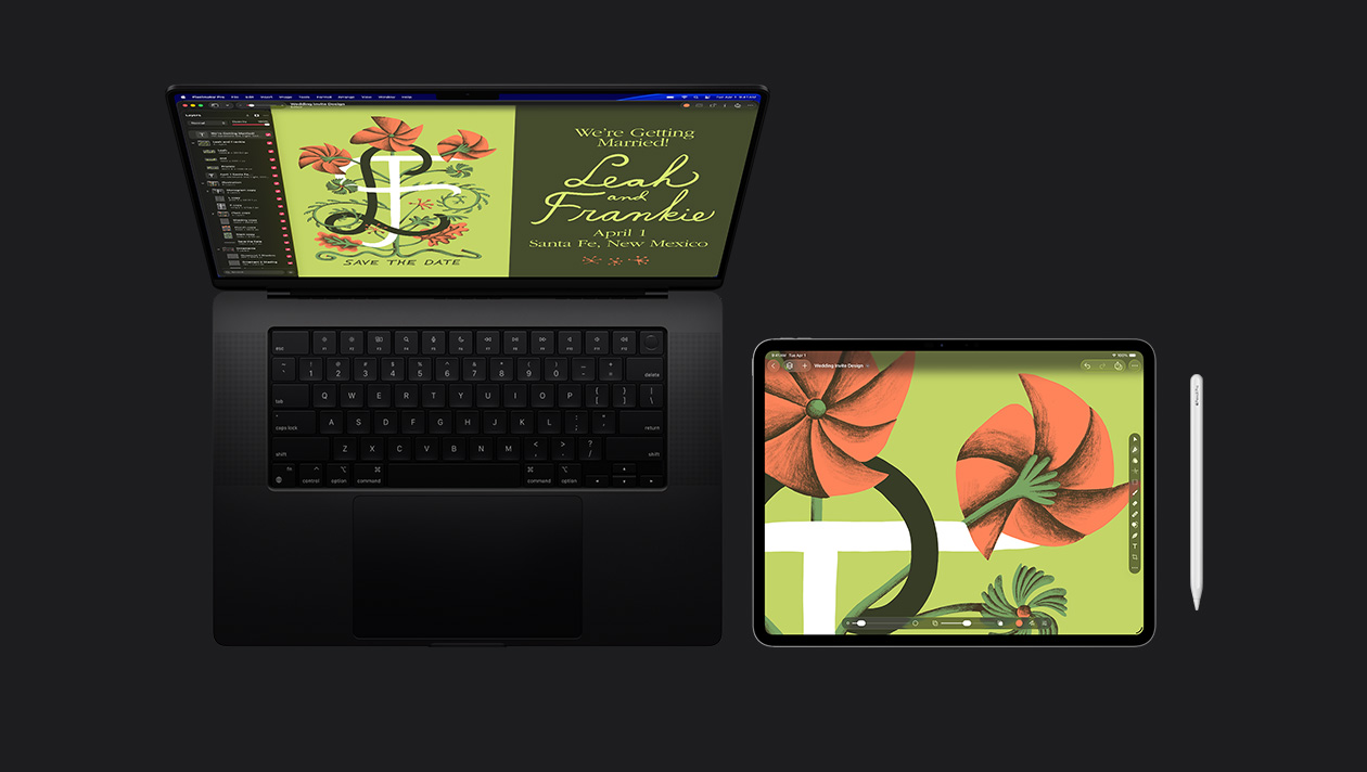 หน้าจอ MacBook Pro รุ่น 16 นิ้ว แสดงภาพวาดประกอบของการ์ดเชิญงานแต่งที่มีลายดอกไม้สีส้มแบบมีสไตล์บนพื้นหลังสีเขียว พร้อมตัวอักษร L และ F ที่เขียนว่า Save the Date, iPad Pro แสดงภาพวาดประกอบของดอกไม้สีส้มแบบมีสไตล์บนพื้นหลังสีเขียวพร้อมแถบเครื่องมือ, Apple Pencil วางอยู่ทางด้านขวาของ iPad Pro