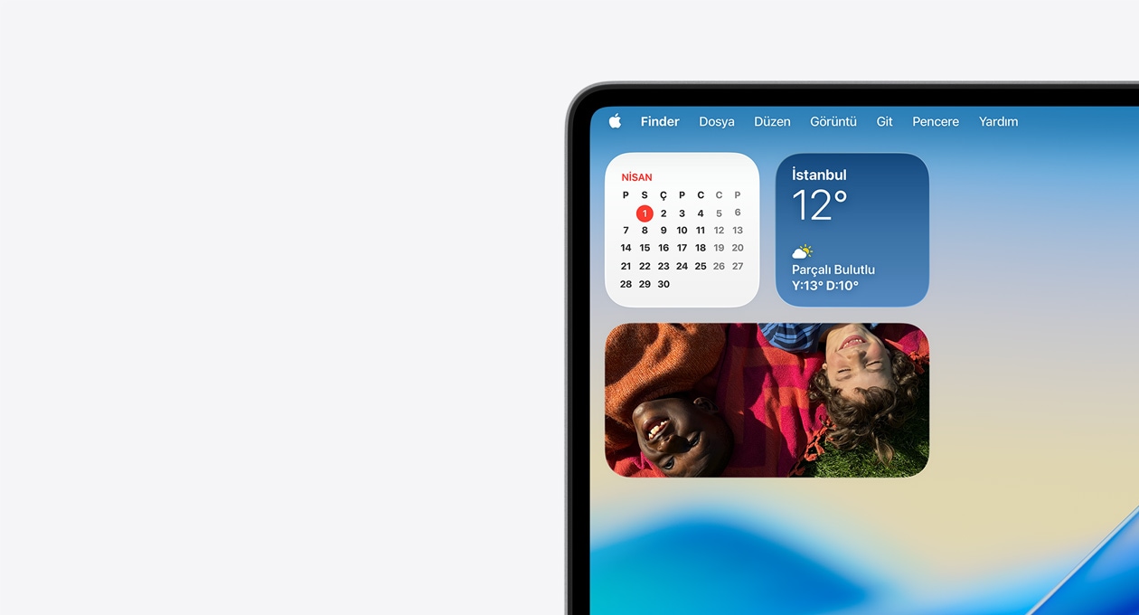 Mac aygıtının sol üst ekranında Bildirim Merkezi’ndeki şeffaf Menü Çubuğu ile Hava Durumu, Takvim ve Fotoğraflar uygulaması gibi araç takımlarının Liquid Glass versiyonları gösteriliyor