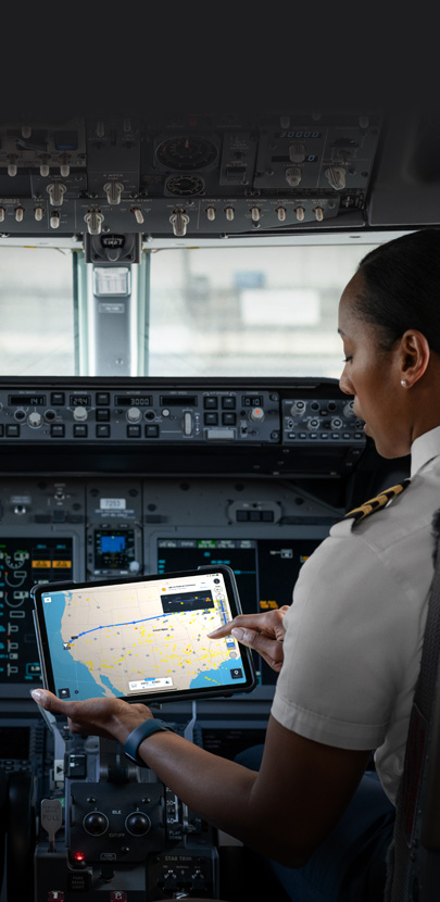 Kokpitte, bir iPad ekranındaki haritaya bakan bir pilot.