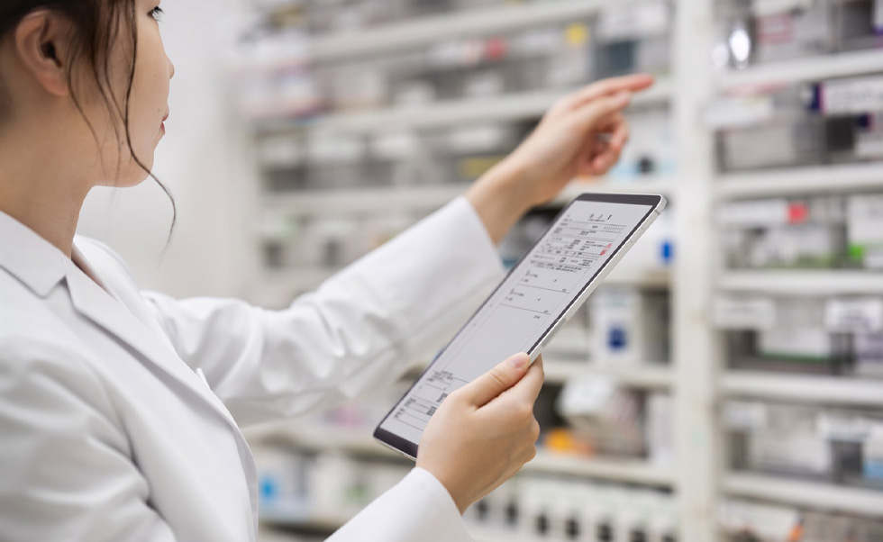 Farmaceuci korzystają z aplikacji Nagomi INDEX na iPadOS, żeby szybko znaleźć leki na półce.