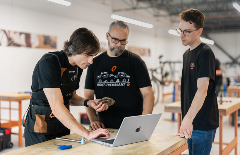 Bicycles Quilicot 培訓導師 Nicolas Paquin 使用 MacBook Pro 存取公司免費單車技師認證計劃的教材。