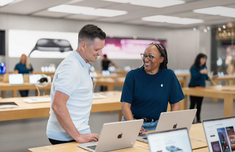 CEO Marc-André Lebeau 在當地的 Apple Store 得到企業團隊成員 Kareema 的技術支援。