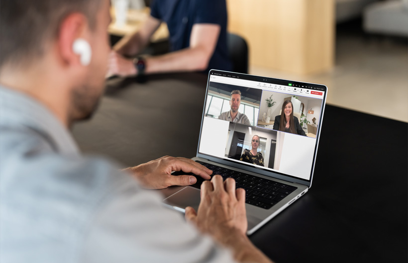 Mac 可與 Microsoft Teams 等必備商務 app 配合使用，協助數碼市場營銷總監 Clément Boës 保持與團隊緊密聯繫並高效工作。