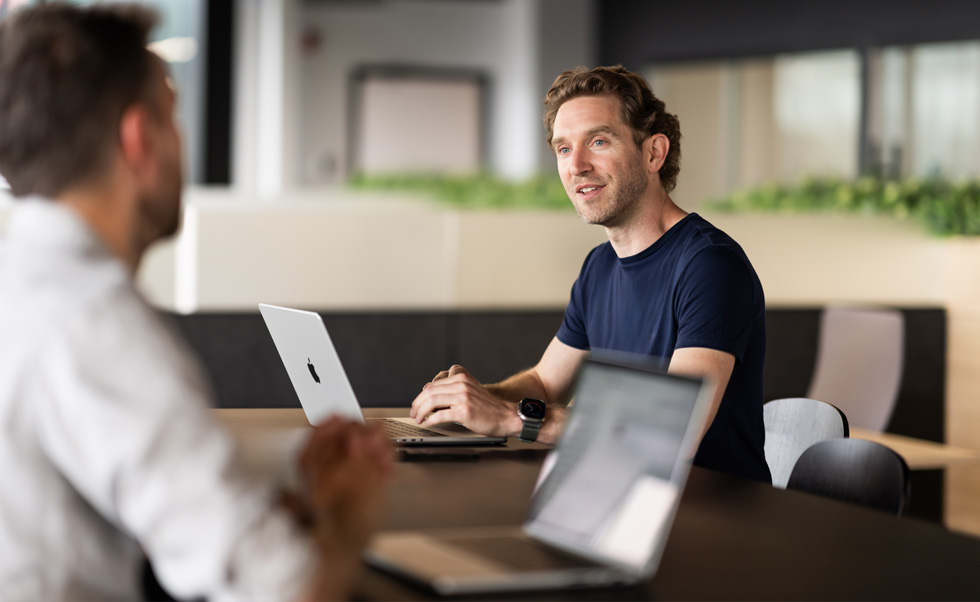 有了 MacBook Pro，COO André‑Philippe Ethier 可以在辦公室、共用區域及零售場地之間輕鬆穿梭，仍與團隊緊密聯繫。