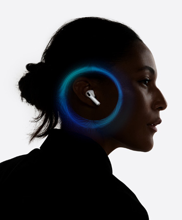 一個人戴著白色 AirPods Pro 3 的右面特寫