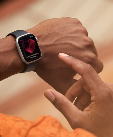 一個人隨時隨地使用 Apple Watch Series 11 取得心電圖