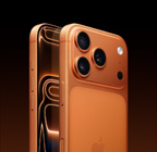 Vista traseira em ângulo do iPhone 17 Pro laranja cósmico, com sistema de câmaras Pro Fusion em relevo no topo, botão Controlo da câmara, vista frontal do ecrã total, botão Ação e botões de volume