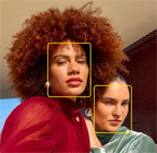 Die verwendete Funktion für die automatische Ausrichtung in Fotos hebt die Gesichter von Personen hervor