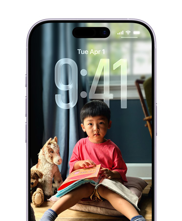 Zamknutá obrazovka iPhonu s časom prispôsobeným fotke zamknutej obrazovky