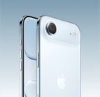 Vista traseira em ângulo do iPhone Air azul-céu, com sistema de câmara principal Fusion em relevo no topo, botão Controlo da câmara, vista frontal do ecrã total, botão Ação e botões de volume