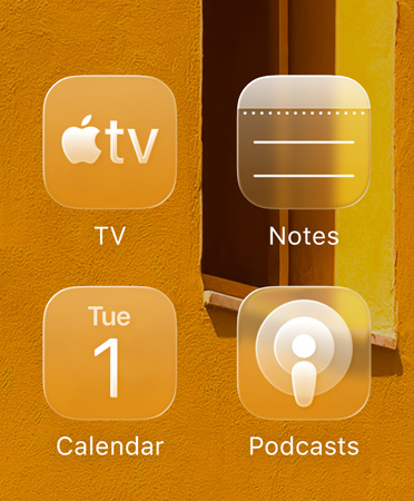 Icônes d’app en Liquid Glass, notamment Apple TV, Notes, Calendrier et Podcasts, teintées d’une couleur assortie à l’image en fond d’écran
