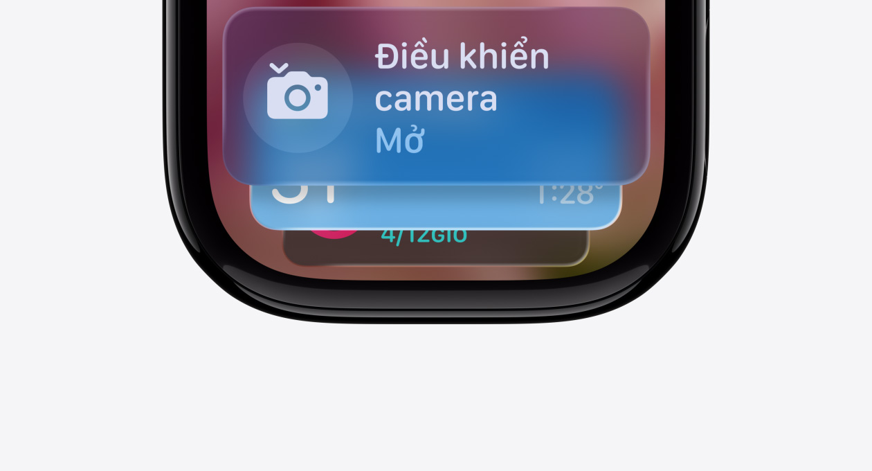 Apple Watch màu Đen Bóng không có dây đeo, mặt đồng hồ hiển thị chỉ báo gợi ý của Ngăn Xếp Thông Minh